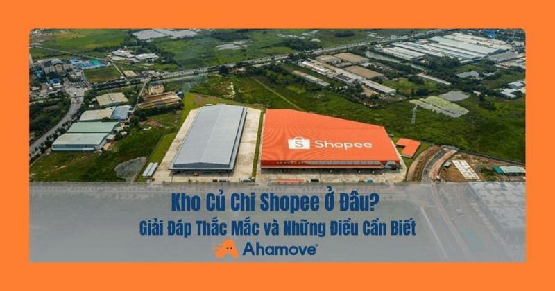 Hình ảnh minh họa hệ thống logistics với xe tải chở hàng rời khỏi một trung tâm phân loại hiện đại, thể hiện vai trò của vận tải trong quá trình theo dõi đơn hàng SPX.
